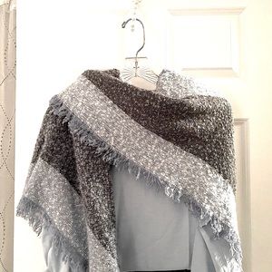 🩵 “Mia & Tess” Blanket Scarf Shawl. Pretty Shades Blue, Gray & Black Pattern.